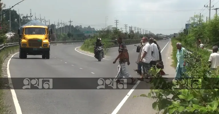 মহাসড়ক পাড় হচ্ছেন স্থানীয়রা